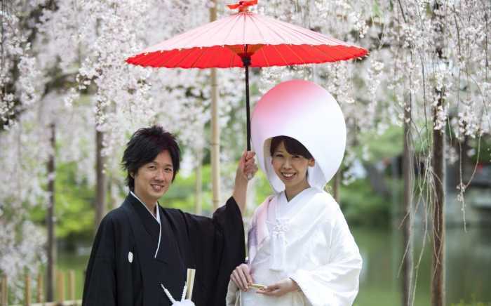 中国小伙看到日本女士的 婚服 被吓了一跳 跟中国的丧服一样 看点快报