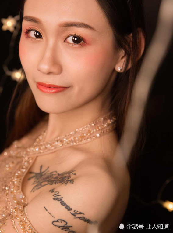 纹身小姐姐性感露肩写真