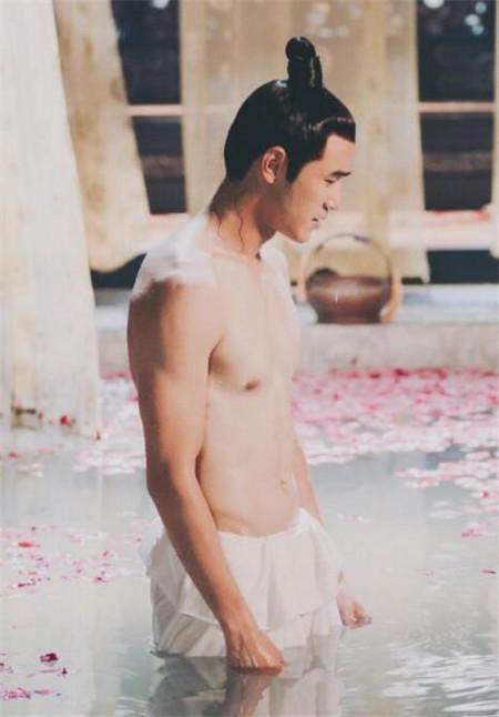 新剧发际线惹眼,杨幂:去看阮经天的胸肌吧,别关