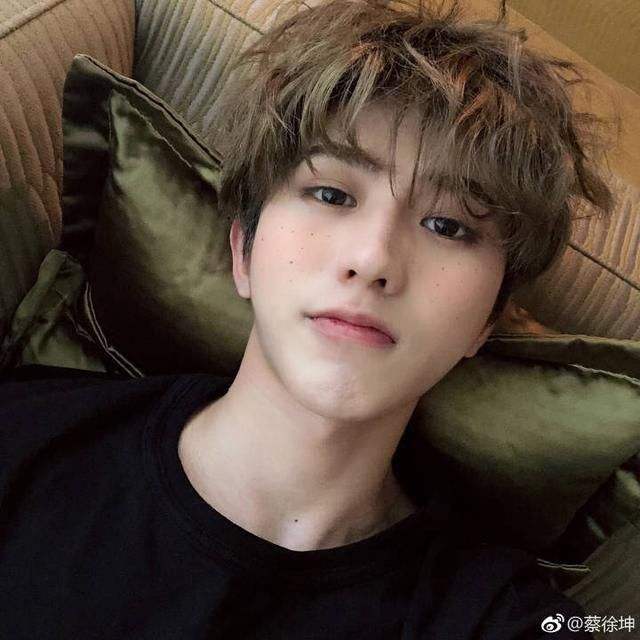 蔡徐坤晒自拍照,小细节暴露经济状况,网友:没想