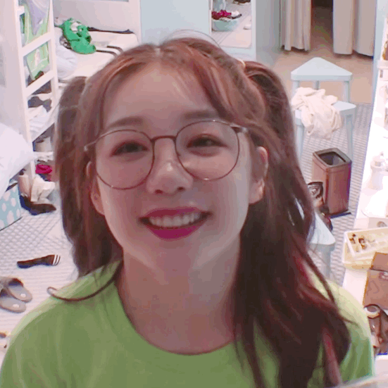 小彩虹徐梦洁压线成团火箭少女 彩虹美甲与蜂蜜笑眼甜