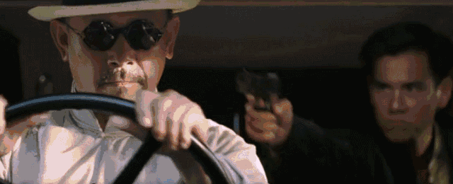 这是一脸硬气,用枪逼人的李天然