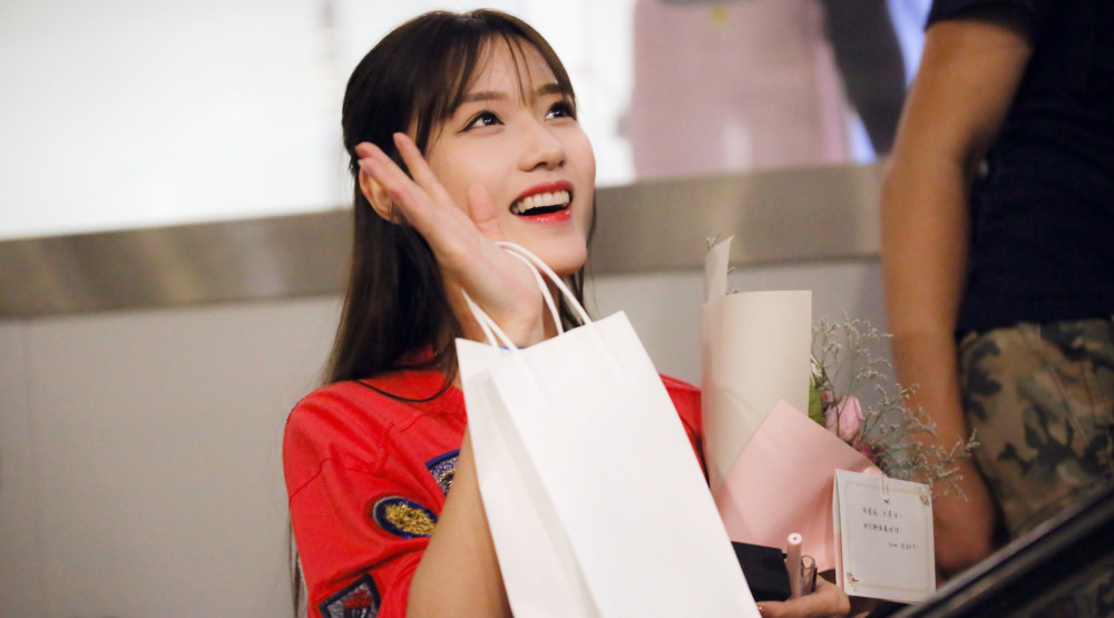 创造101陈意涵凌晨抵京 粉丝热情前呼后拥