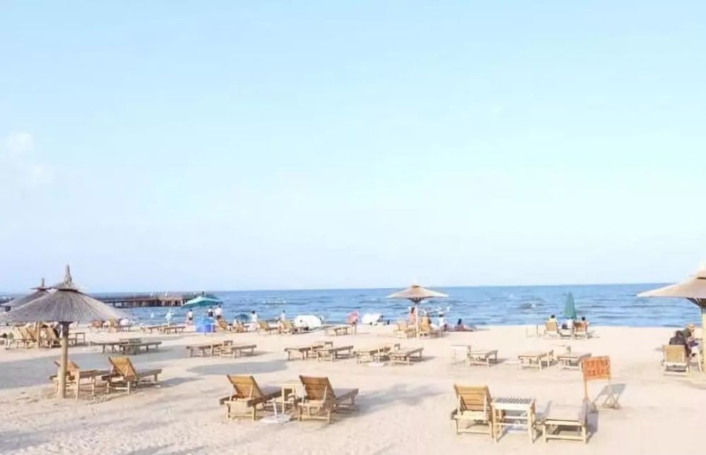 美丽的金沙滩距离乐亭县城35公里,是一处集避暑度假,沙滩娱乐,餐饮