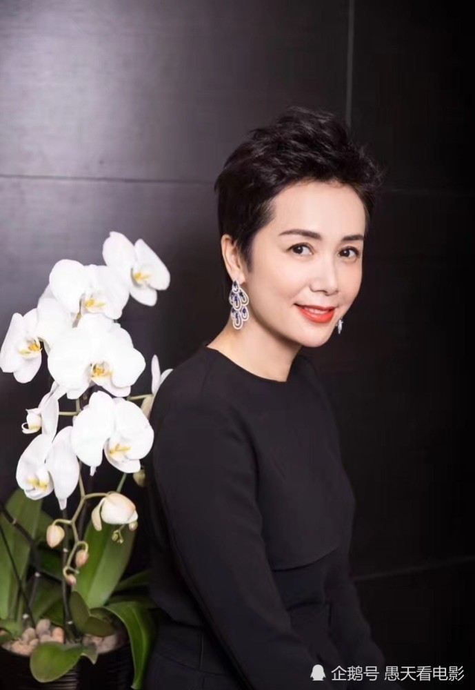 50岁无戏可拍，曾比蒋雯丽还红，老公离世她守寡4年，如今竟大变脸成这样！