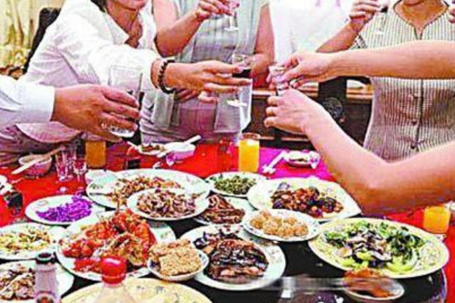 江苏一基层干部工作餐吃26个菜 小龙虾螃蟹在