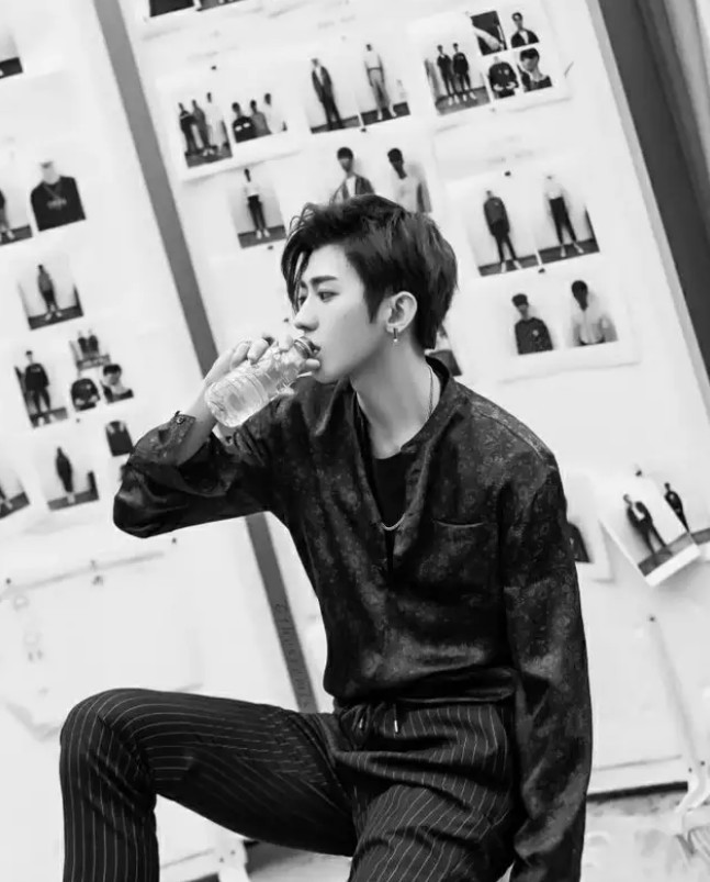 蔡徐坤又来撩人了,最新黑白片让人看了停不下来,爱坤