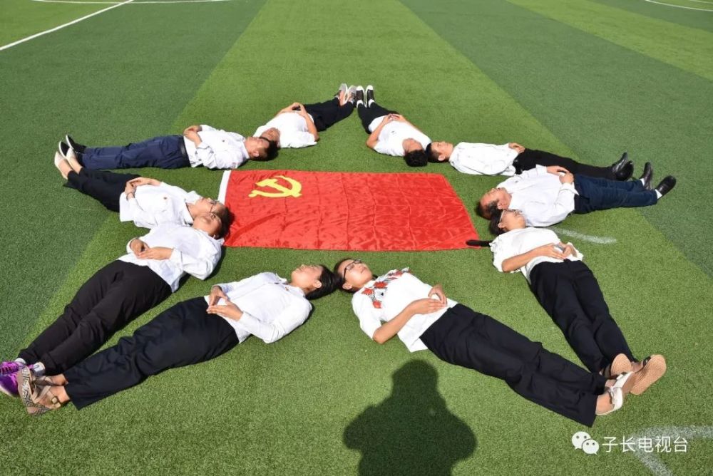 我与党旗合个影