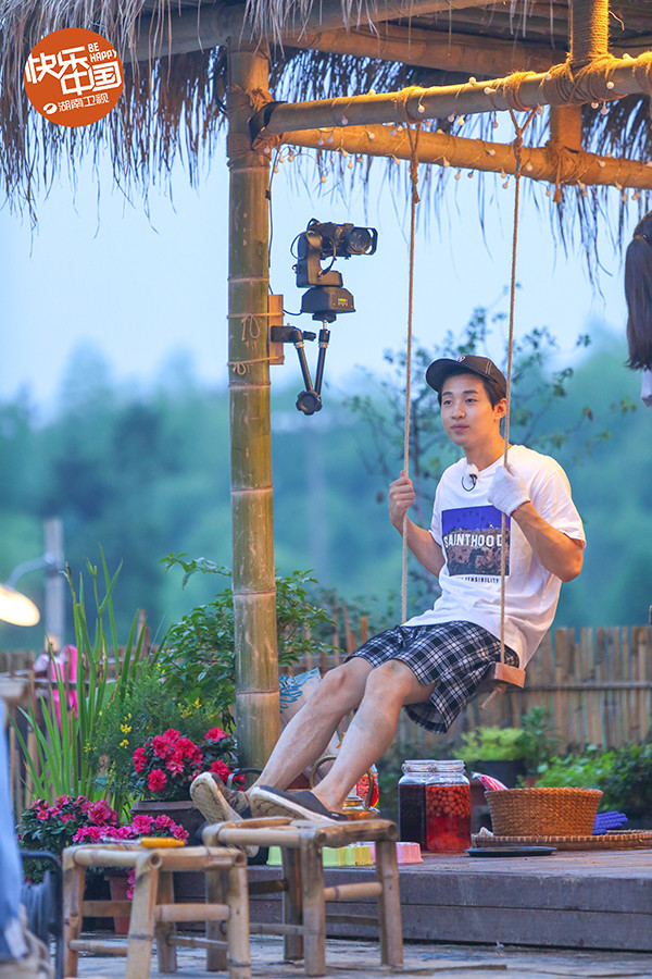 活》倪妮杨颖下田抓螺蛳被困 吕思清刘宪华斗琴