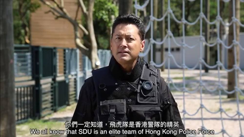 他多次出演港剧督察，私下里和家人挤在餐厅小桌子上吃饭很接地气