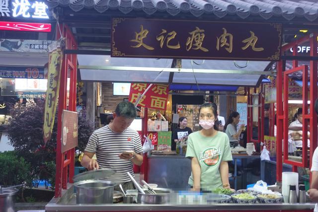 95后"无声"小夫妻摆摊卖瘦肉丸,8元一份生意好一天收入过千