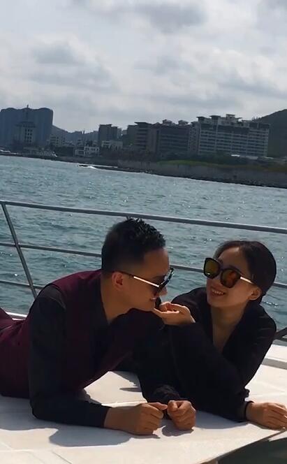 小夫妻在游艇上秀恩爱拍婚纱照,这样的婚纱照是不是太腻了
