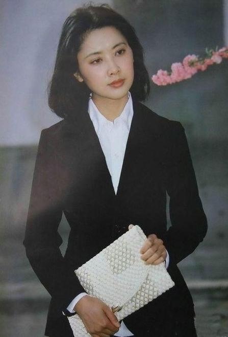 80年代一位身穿正装职场美女