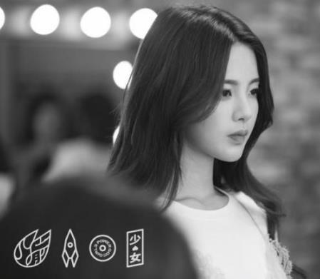 火箭少女各出奇招:杨超越自黑成王,吴宣仪拉傅