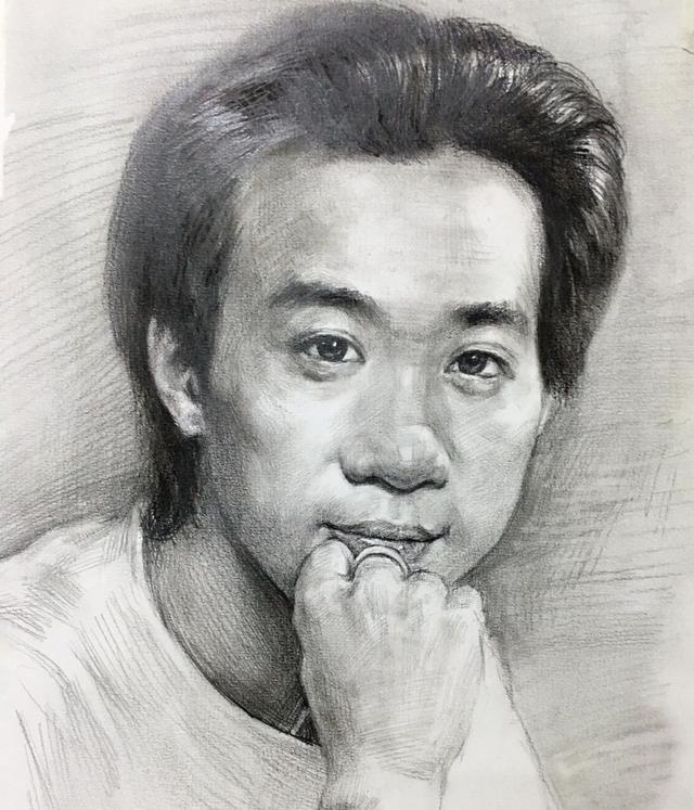 素描人像黄家驹首先黄家驹的起形,我就是大致的概括了一下线条,这个