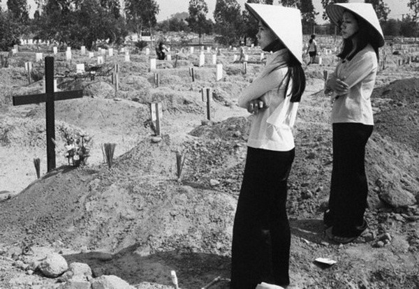 两个越南女人在战死同胞的墓前