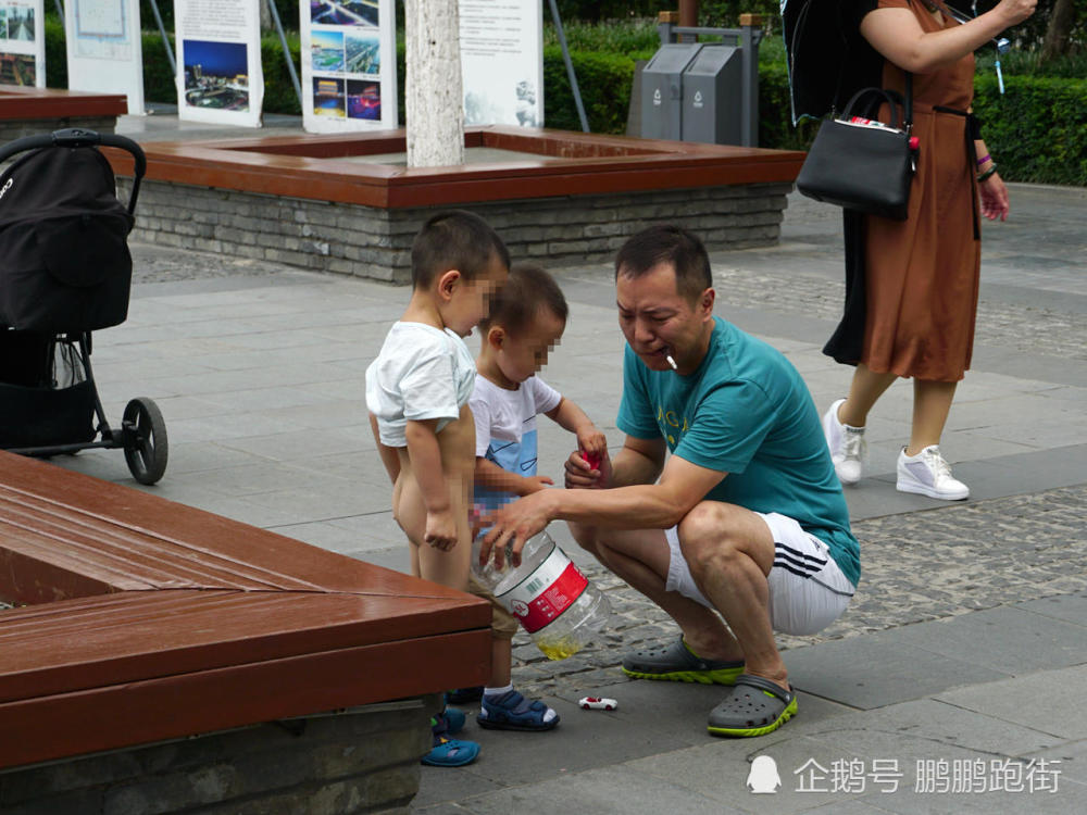 男子外出带塑料桶当尿壶 不让孩子随地小便