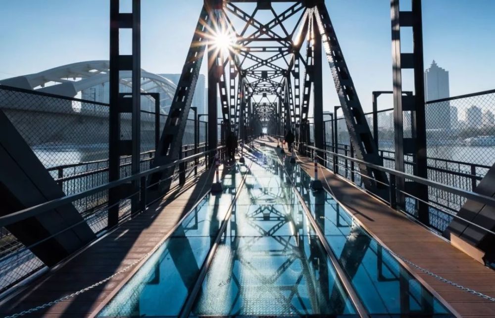 突发!哈尔滨90后小伙从江边网红桥跳下,至今