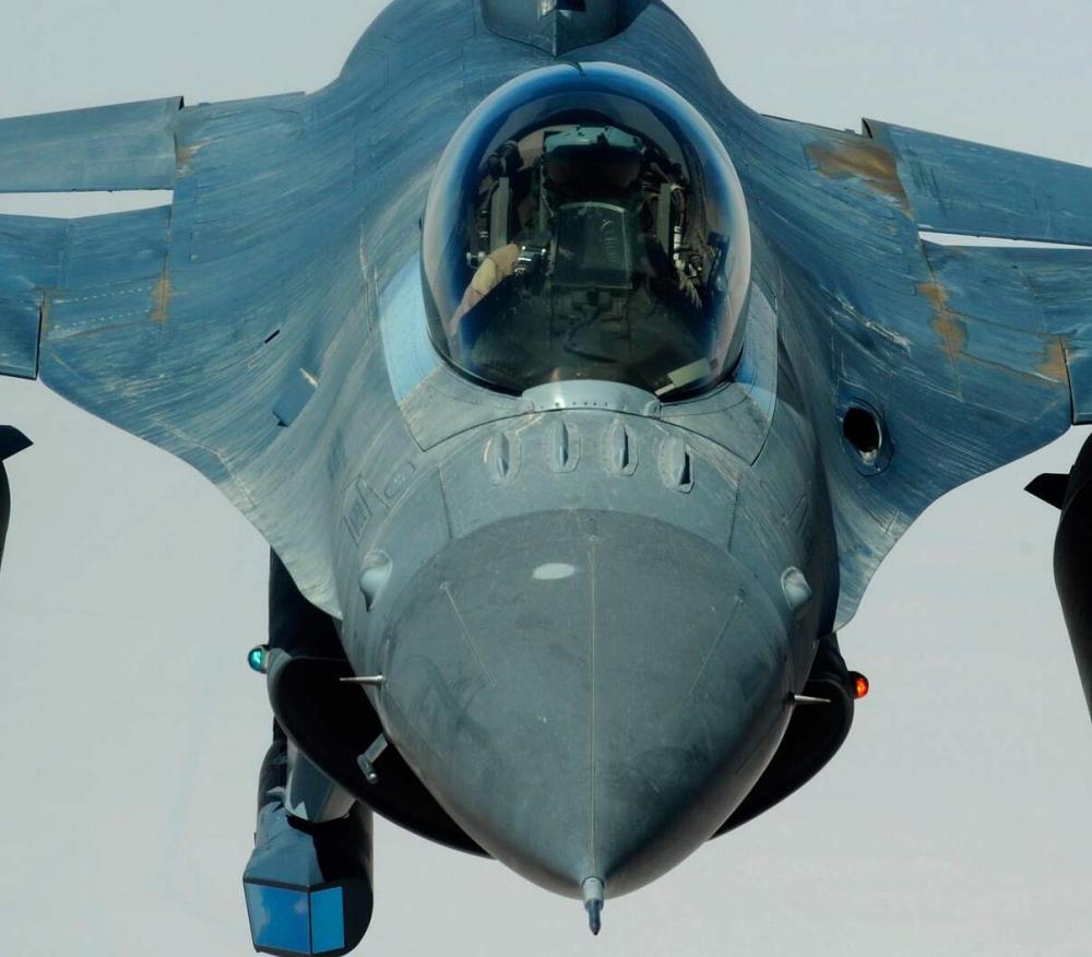 美F16战斗机强悍无敌,为何工人轻轻一锤子就让