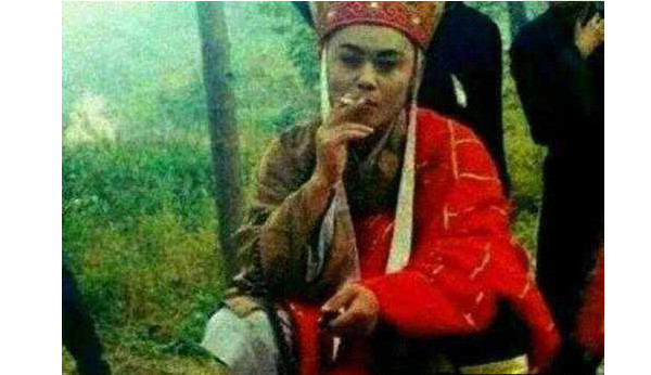 明星片场休息:唐僧抽烟,杨幂抠脚,胡歌自拍,小燕