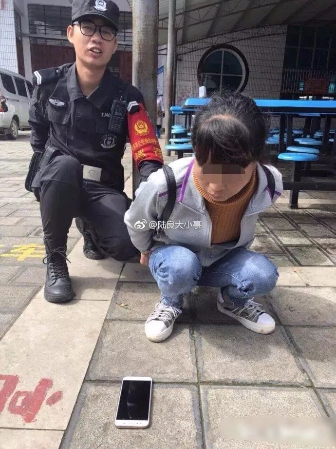 陆良便衣反扒 女贼菜市场偷手机被擒获