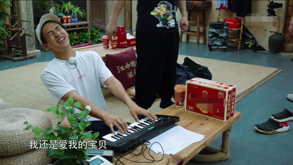 《向往的生活》黄渤冒雨捉田螺不肯回家,说出