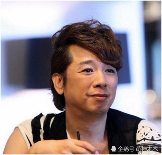 他是一代偶像男星，房产被兄弟转移霸占，息影照顾父亲至今单身