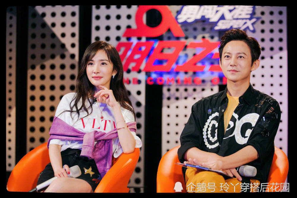 杨幂穿3000多块热门潮T现身明日之子