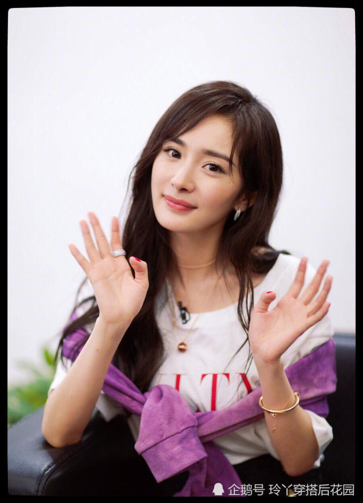 杨幂穿3000多块热门潮T现身明日之子