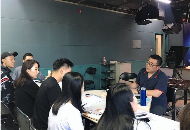 电视剧60年的故事:被说声音好听,为何对v故事演最适合老人看的抗战片图片