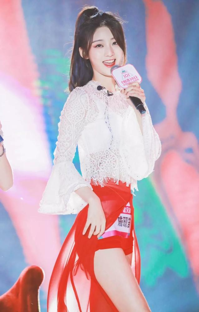 刚参加完《创造101》的戚砚笛，就搭档保剑锋出演地震恋情