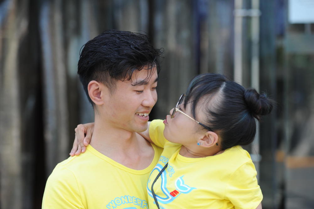 1.68米帅小伙娶68厘米娇妻,还30万外债又买车