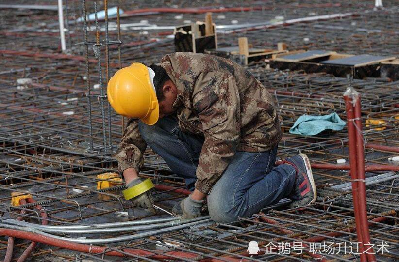 为什么建筑工地上,工人所戴的安全帽颜色都不一样呢?