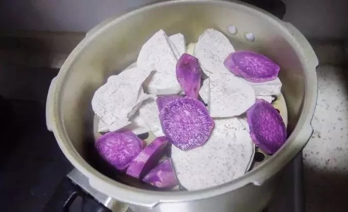 2,紫薯和芋头加适量水撵成泥