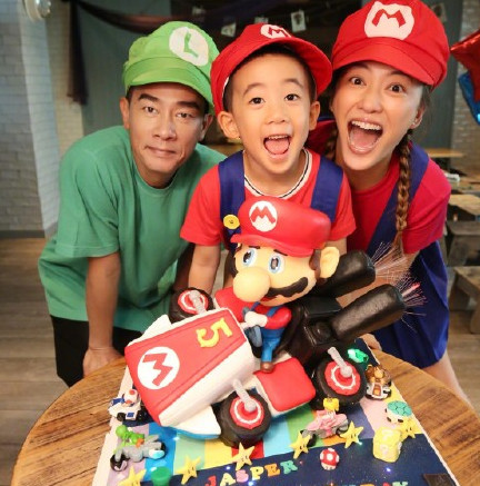 陈小春穿超级玛丽亲子装为儿子庆生 有谁注意