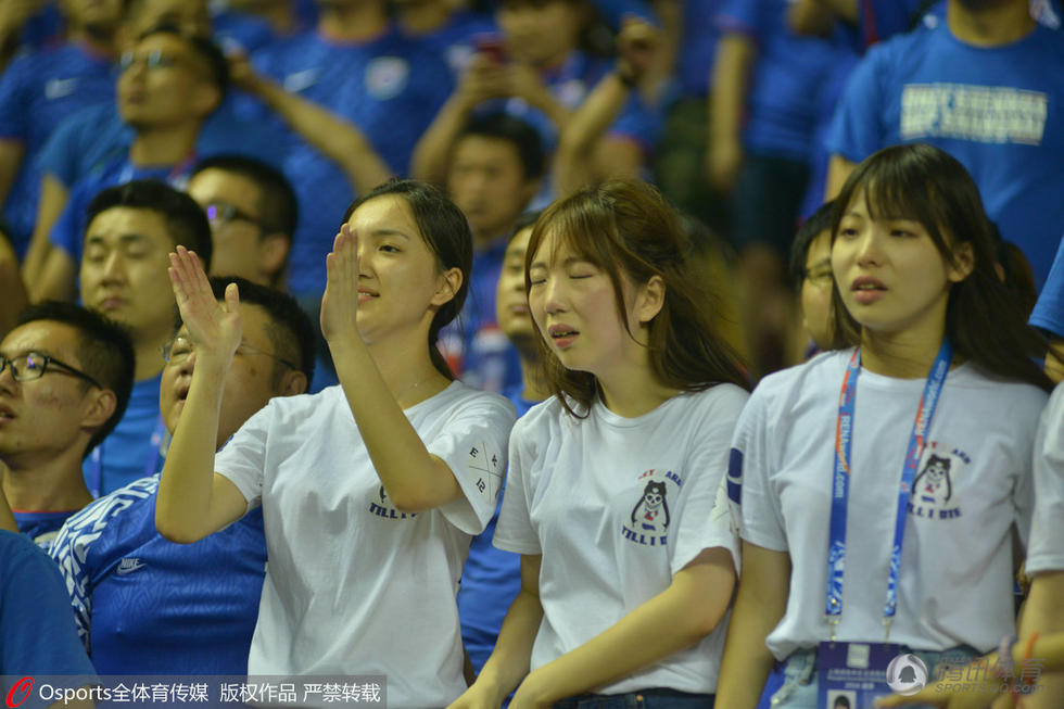 申花女球迷心疼登巴巴 哭得梨花带雨!_学生时