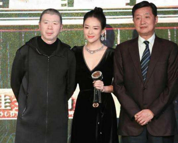 冯小刚跟女星合照都一本正经,唯独跟第5位合照一秒暴露本性