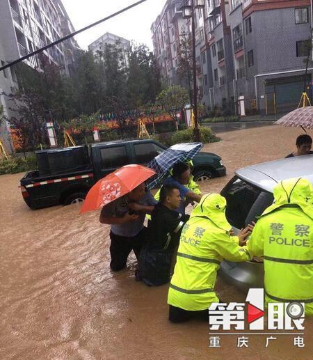 强对流天气来到 重庆多辆汽车被淹
