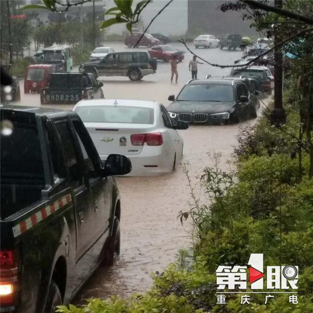 强对流天气来到 重庆多辆汽车被淹