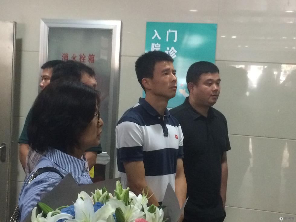 孙祥前往医院探望登巴巴 上港高层随行_学生时