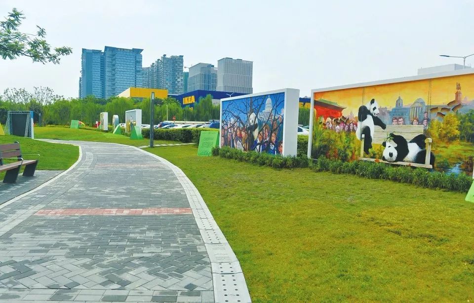 在武侯区机投街道万寿村的清水河畔,清水河公园便是第一个以芙蓉景点