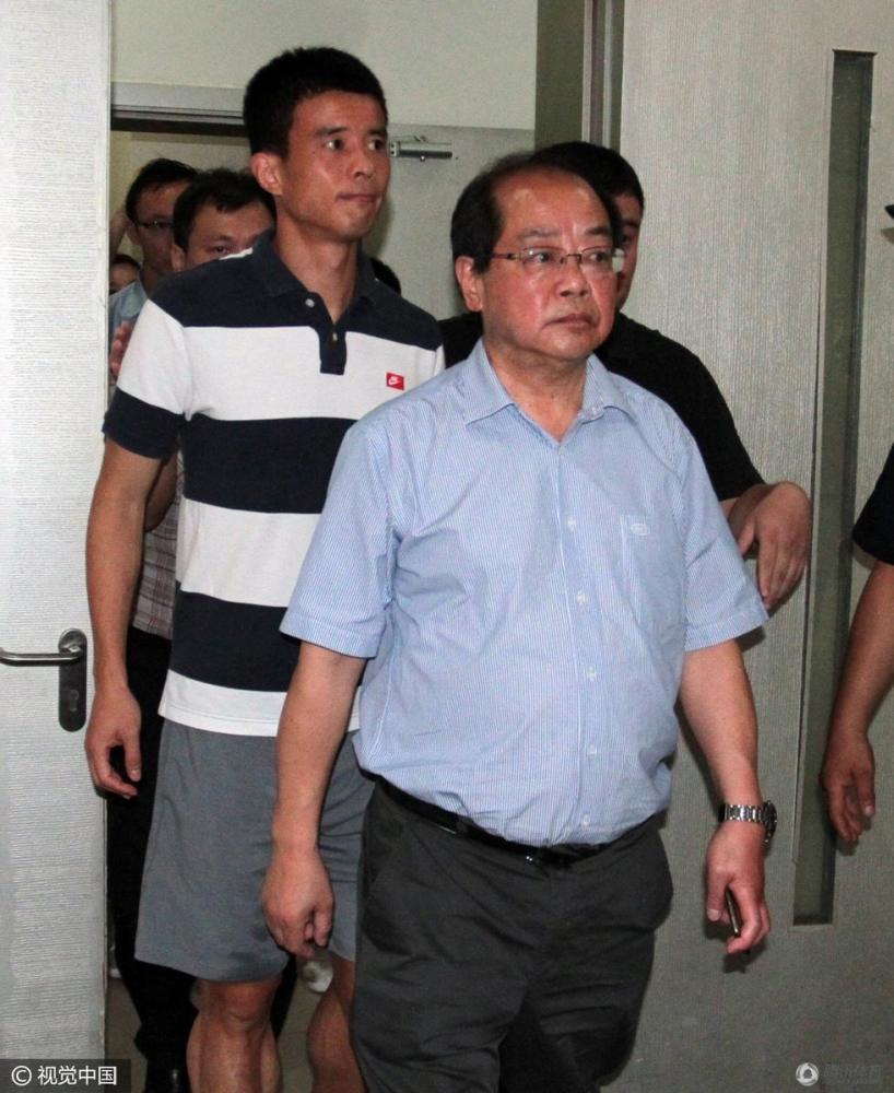 孙祥前往医院探望登巴巴 上港高层随行_学生时