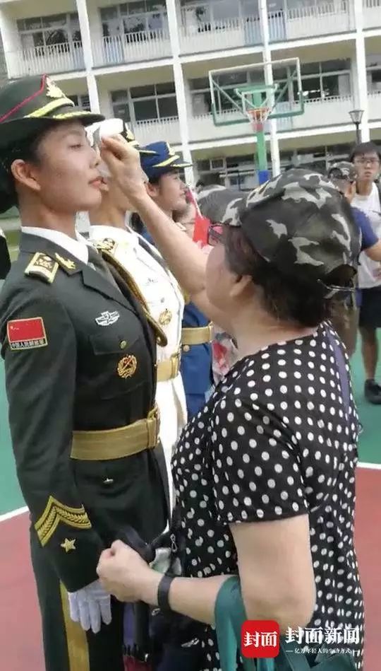 香港老人为解放军战士擦汗,却被港独分子恶毒