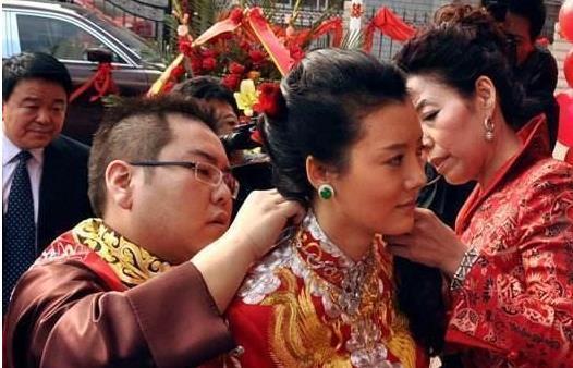 与年轻首富离婚后,车晓再次恋上富豪男友,网友