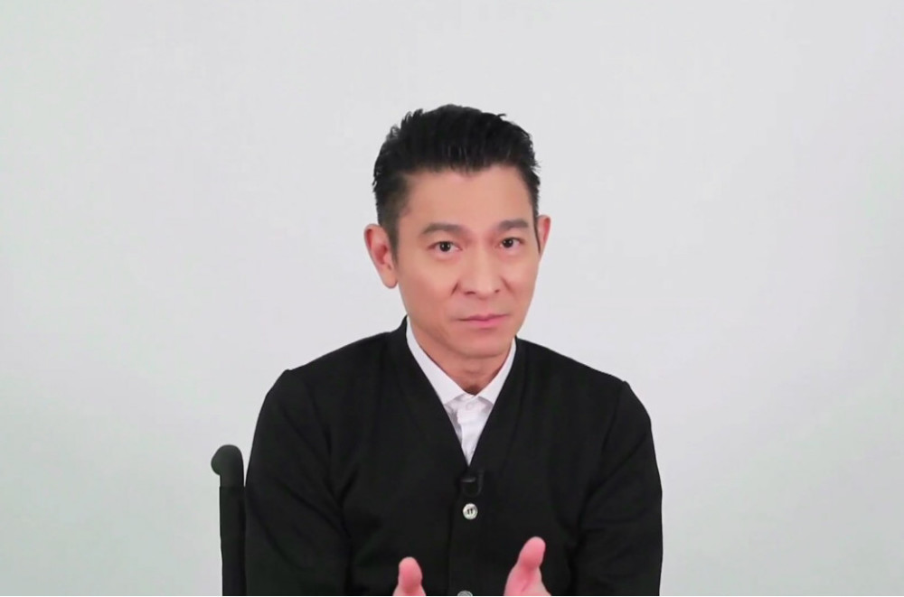 他曾十四次登上春晚，人气媲美刘德华，转型失败后当老板身价上亿