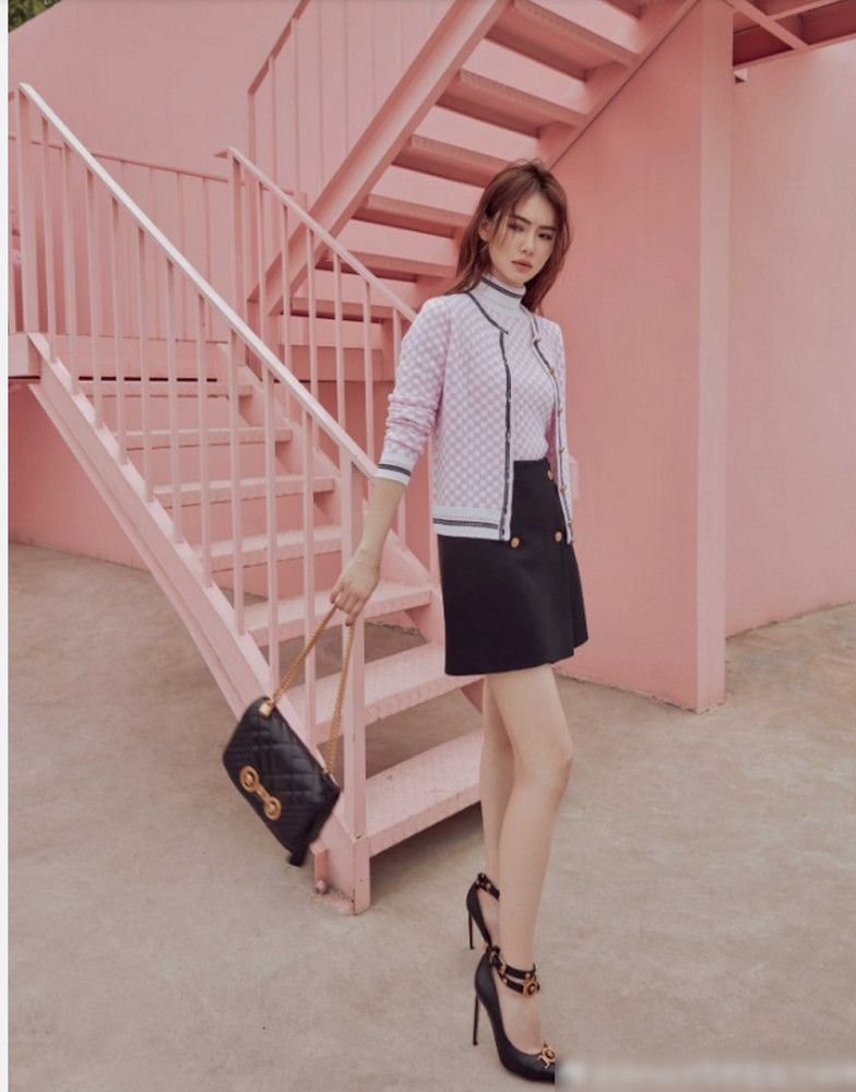 戚薇新造型太美太帅!穿短裙配细高跟秀吸睛美