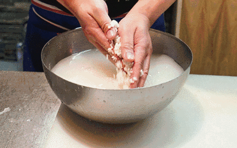 你以为淘米水是一盆脏东西吗,其实它还含着许多