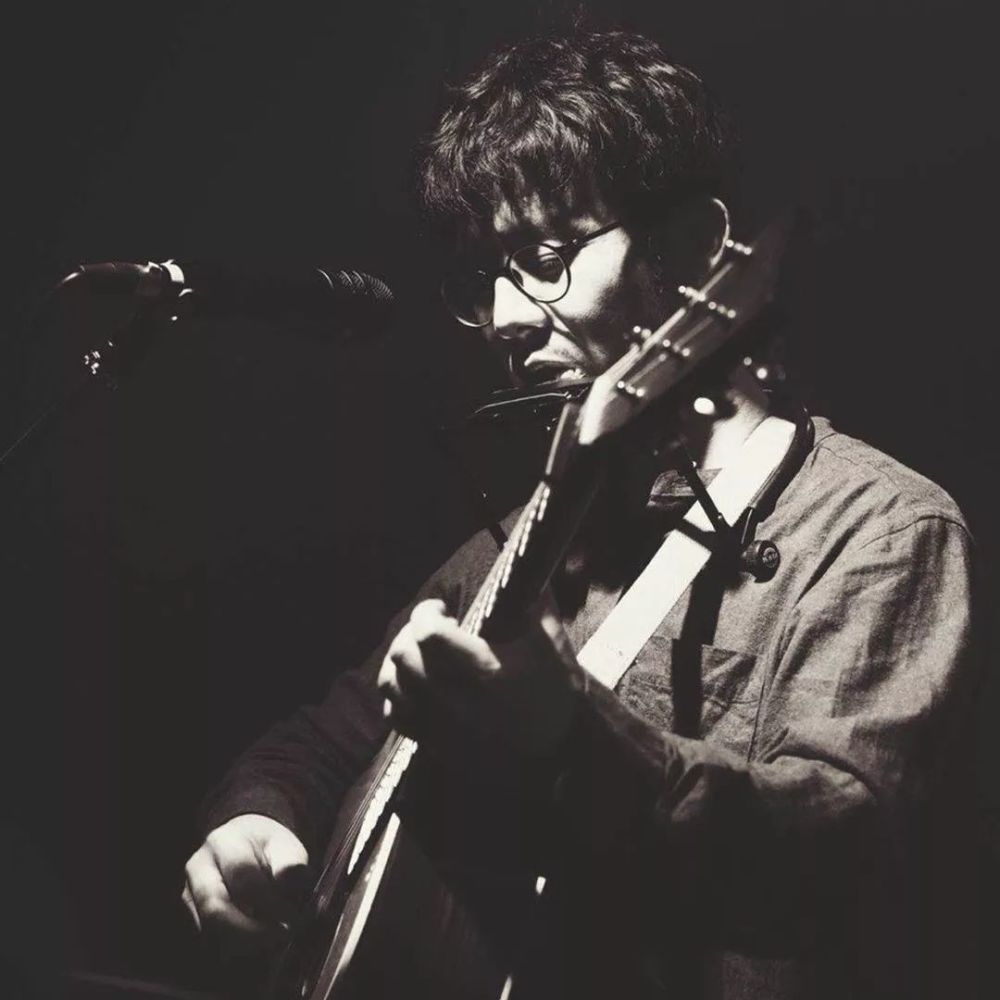 莫西子诗：六月的月光白得很，愿你能听懂诗歌里的他