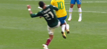 gif-内马尔禁区外遭遇凶狠犯规 连滚几圈痛苦倒地