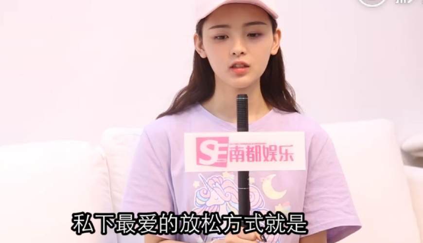 杨超越自爆自己隐藏技能是抠脚,喜欢自黑的女